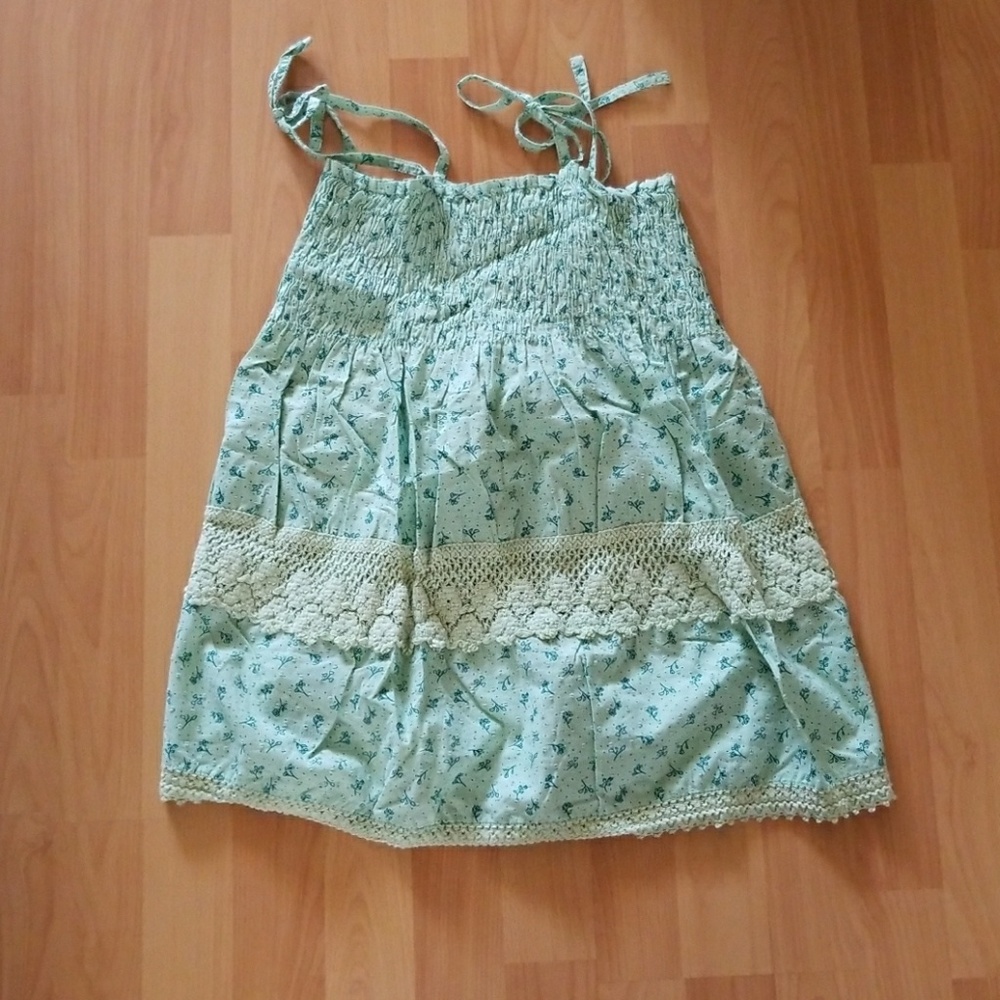 Green floral lace design